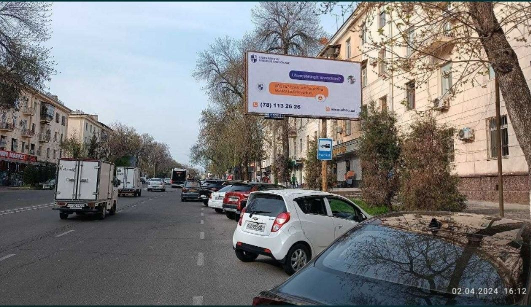 Farĝonada bannerlarda reklama/Реклама на баннерах в Фергана.