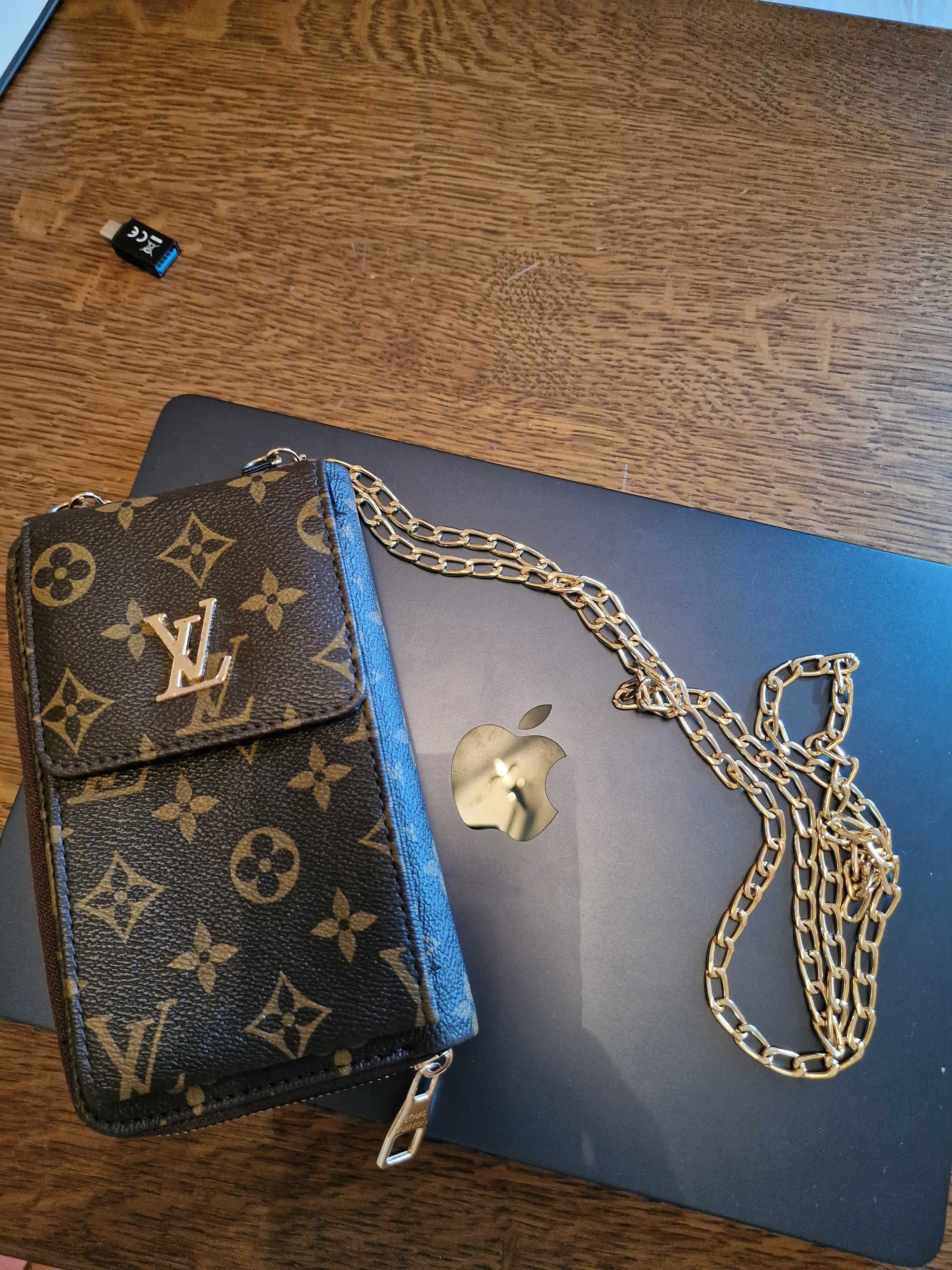Продавам малка дамска чанта LV