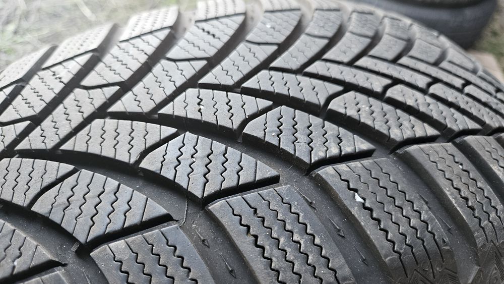 2бр като нови гуми 215 55 17 дот 23 семперит