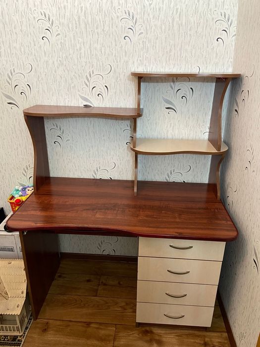 Продам стол с выдвижными ящиками