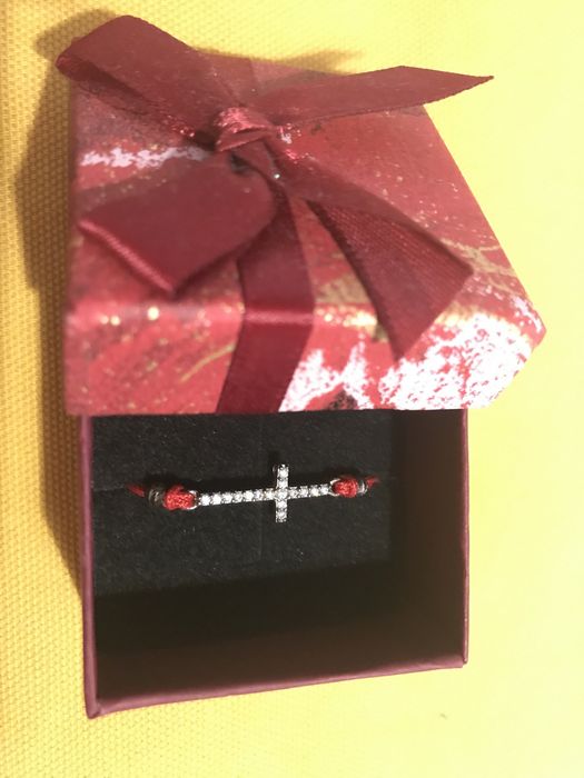 Гривна със сребърно кръстче с цирконий