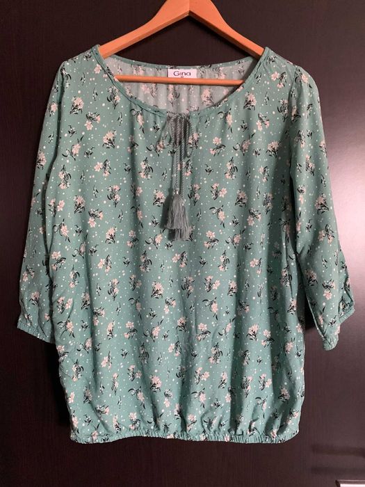 Vand doua bluze cu motive florale alb/turcoaz