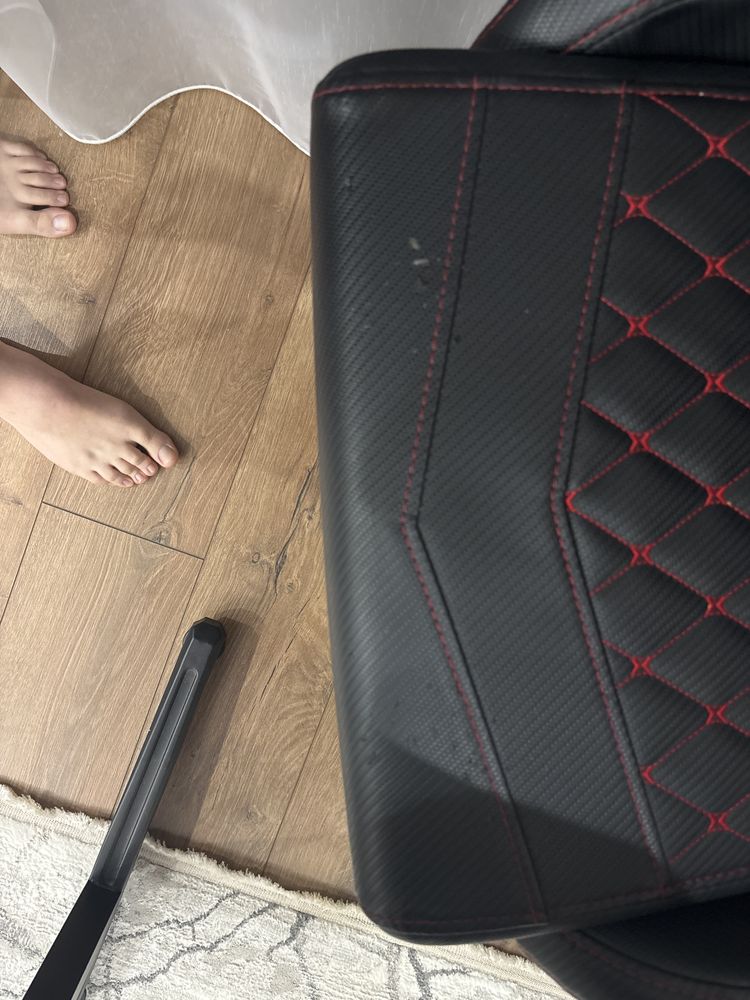 Продаю игровой стол с игровым креслом комплект