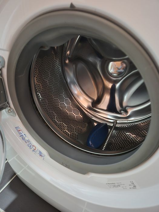 Пералня Electrolux EWF1074BW