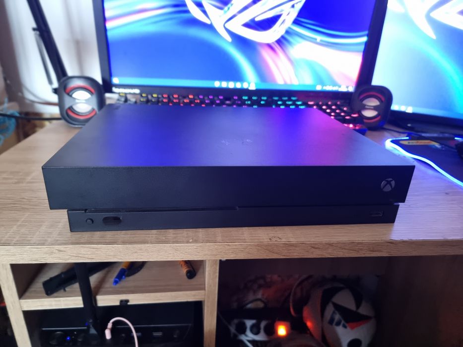 Xbox One X – 1TB, 4K – Stare foarte bună