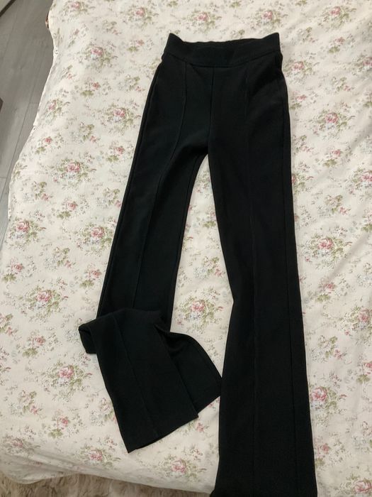 Черни панталони от Bershka