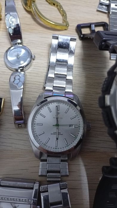 Vând ceasuri  bărbătești și dama