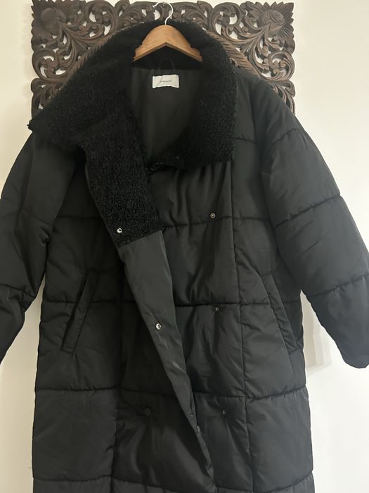 Geacă Reserved, intr-o conditie foarte bună.