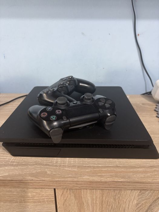 Playstastion 4 cu 2 manete si 8 jocuri