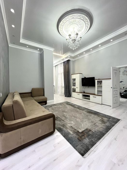 Продам 4-х комнатную квартиру. 130 м.кв. Дружбы Народов 2/2.