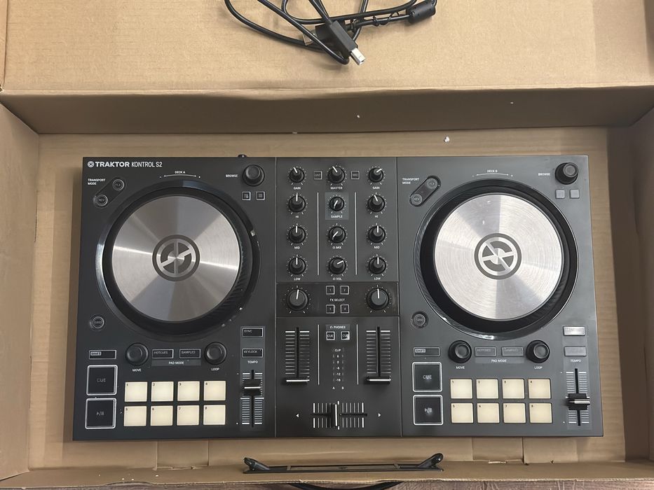 DJ контролер Traktor Kontrol S2 ( Конзола , Пулт )