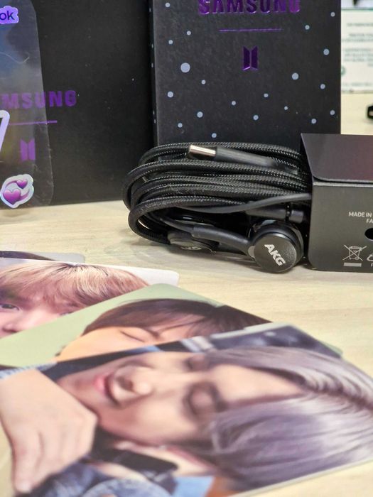 Продавам стикери на BTS и слушалки