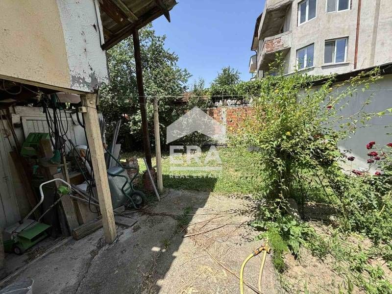 Модерна двуетажна къща с двор и гараж в кв. ,,Дружба,, 1