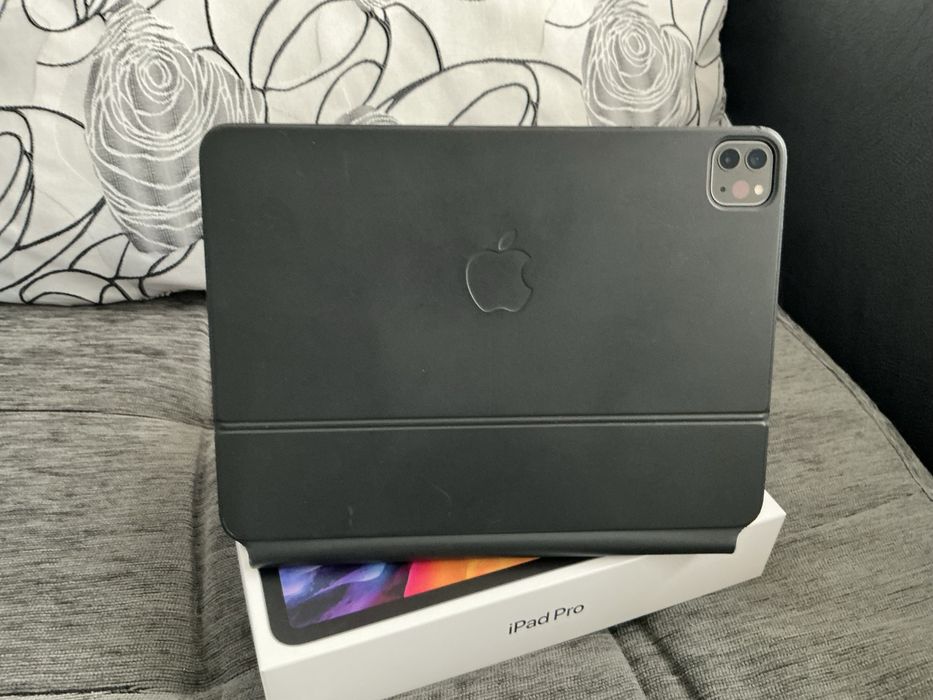 Отличен iPad Pro 11” WiFi + Cellular (2nd Generation) с Magic Keyboard