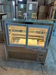 Vitrina frigorifica eleganta pentru patiserie/cofetarie/sandwich-uri