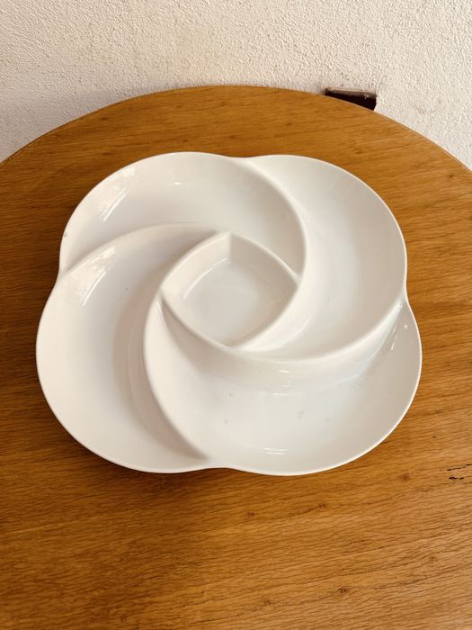 Бяло керамично ретро плато с отделения – модерна форма