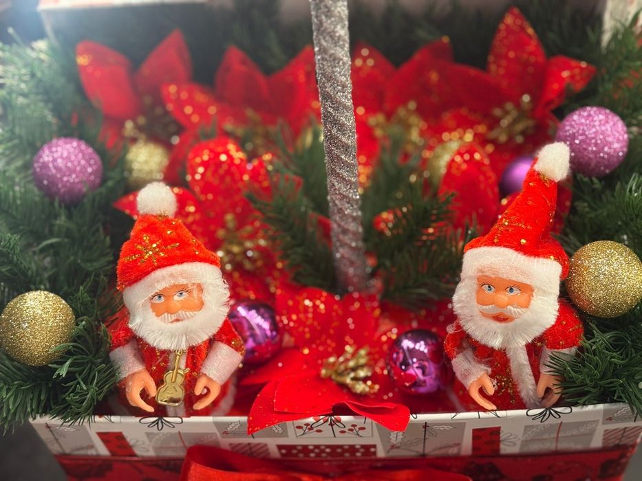 Cutie de Crăciun cu Moşuleți și lumânare