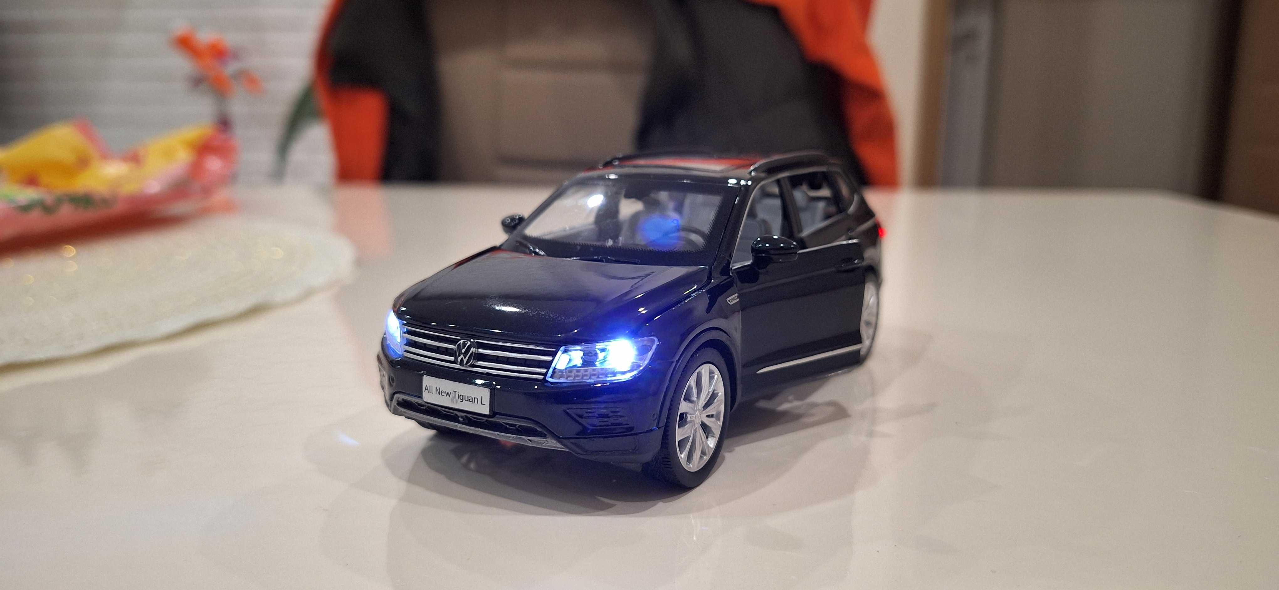 VW Tiguan 1:32 с отваряеми врати, капак, светещи фарове и стопове