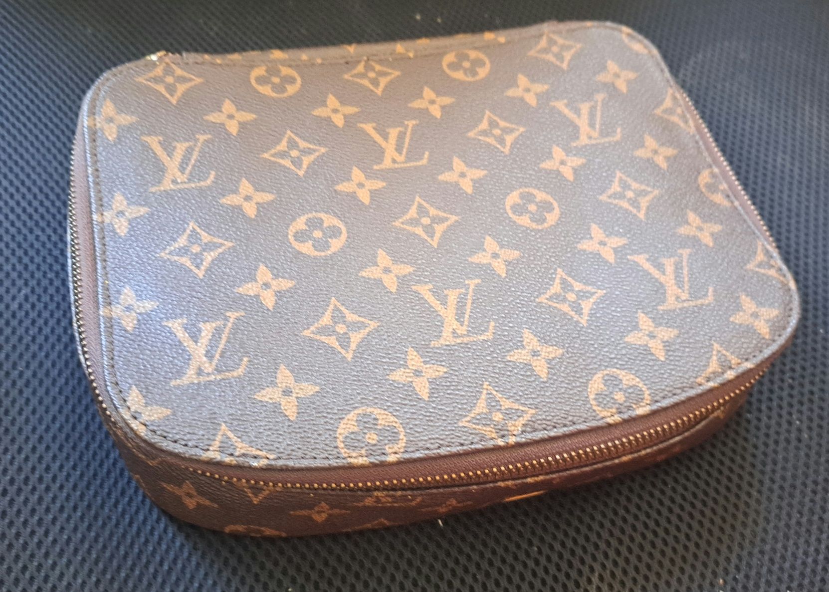 Geanta de  machiaj  Louis vuitton