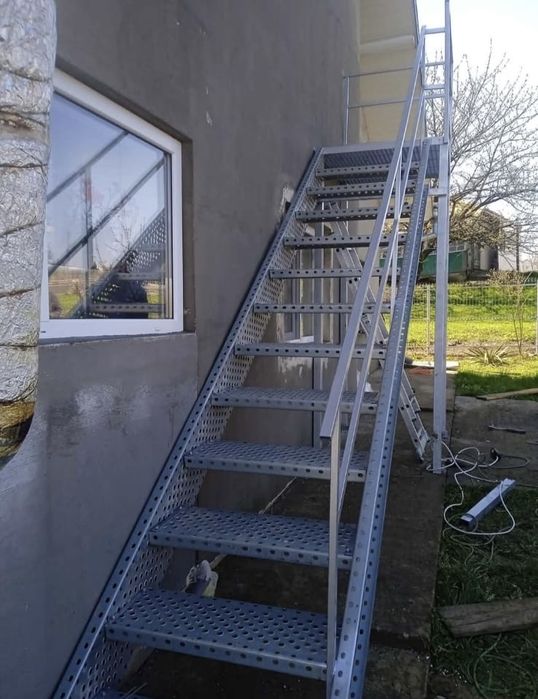Scări metalice zincate