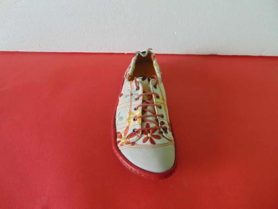 НОВИ Art номер 37 Оригинални дамски обувки
