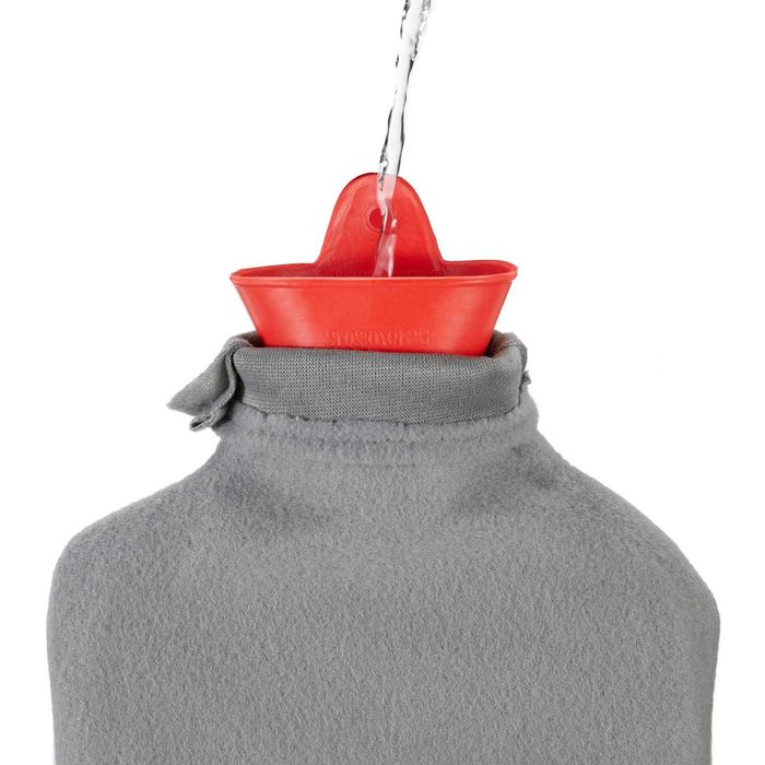 Sticla cu apa calda cu husa moale din polar 1.5 litri rosu 35 x 19 cm