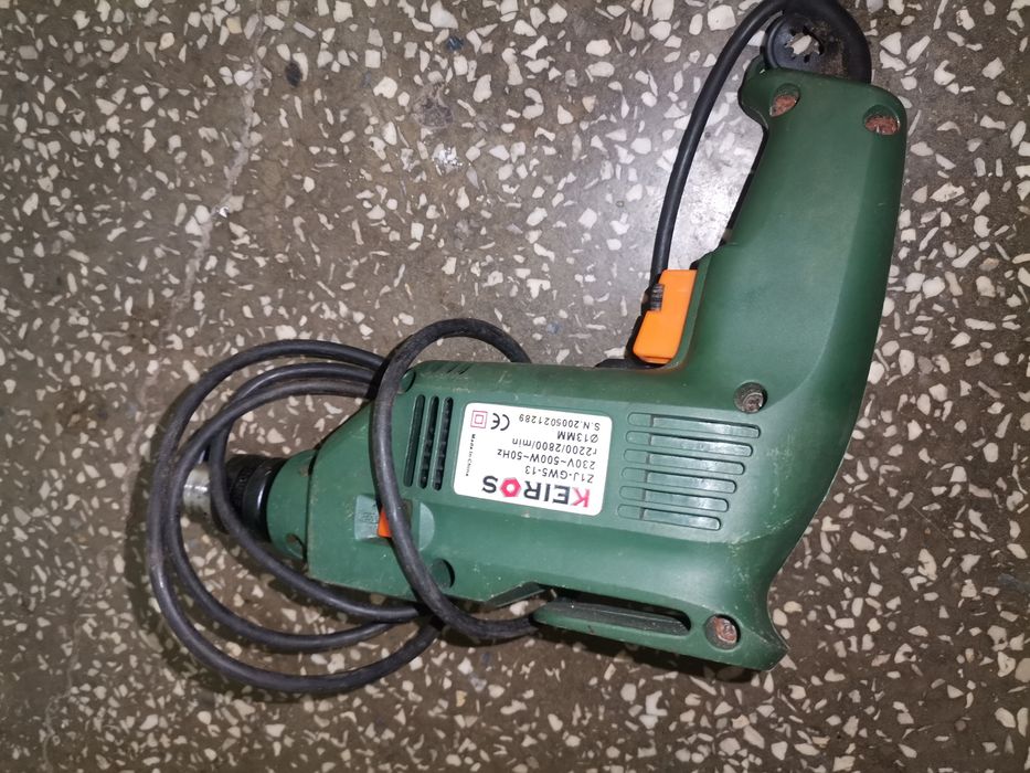 Mașină de găurit electrică medie perfect funcțională