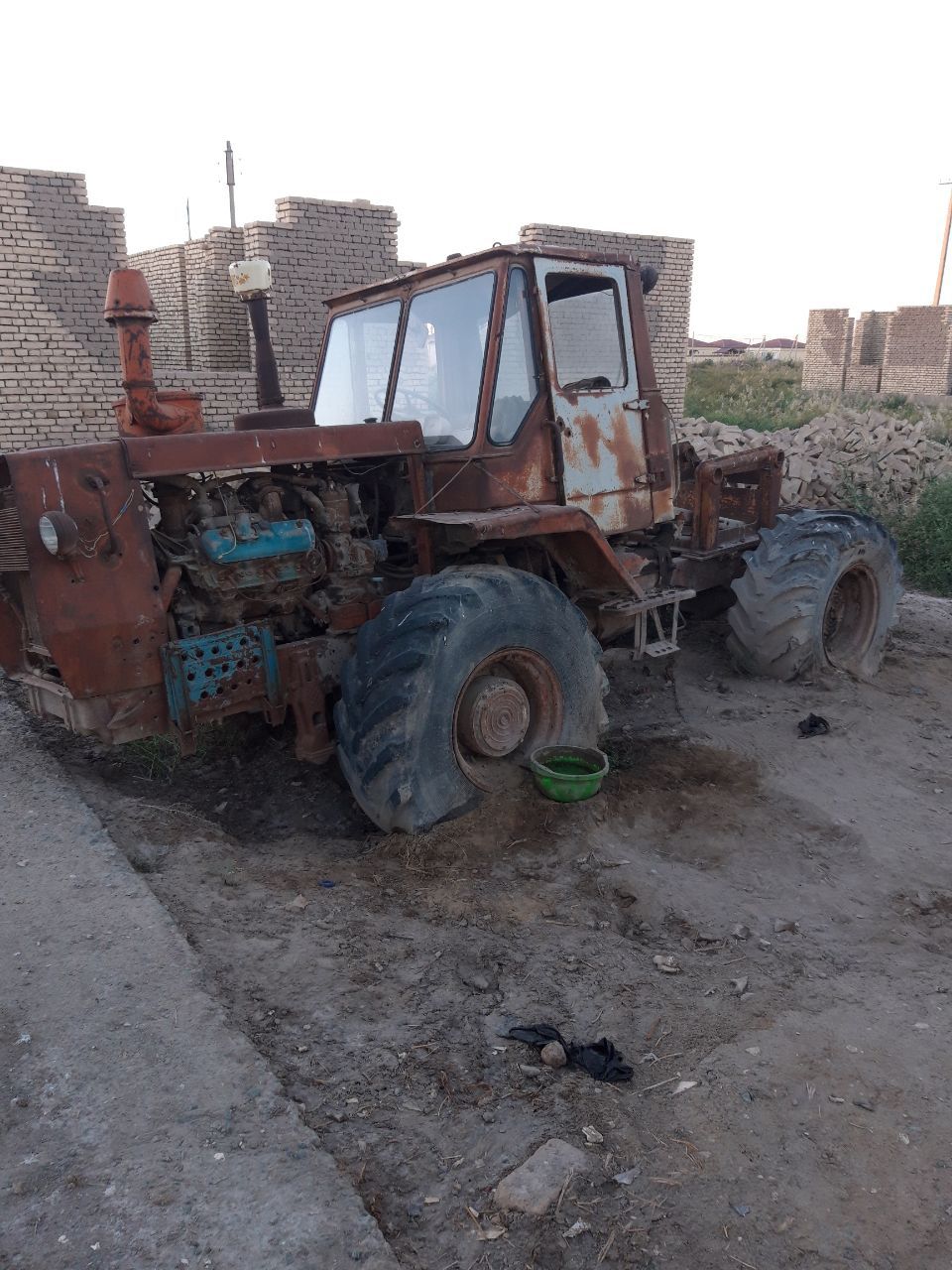 T150 traktori sotiladi
