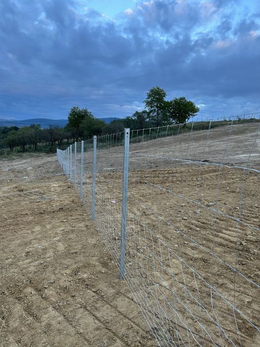 Stalpi de gard galvanizati aproape noi