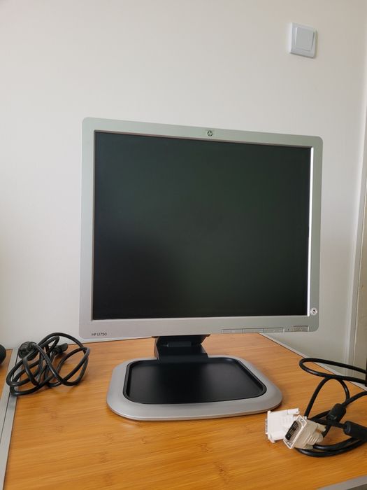 Monitor cu hub usb