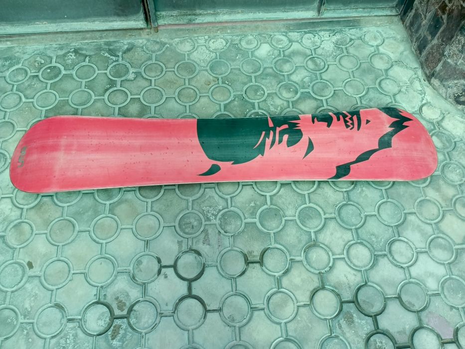 Сноуборд б/у в хорошем состоянии сапоги 42 размер