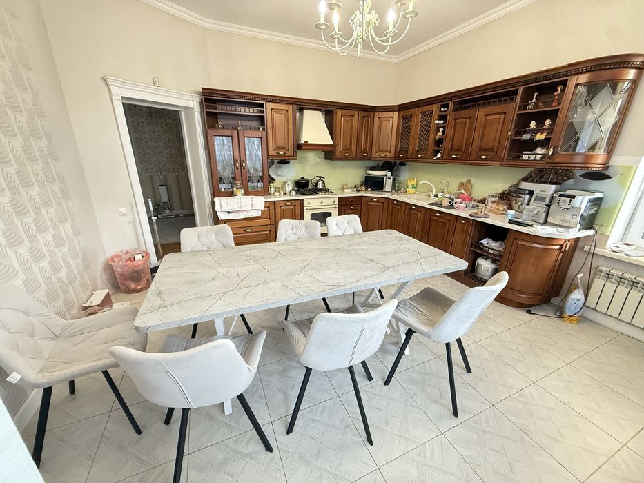 Стол со стульями