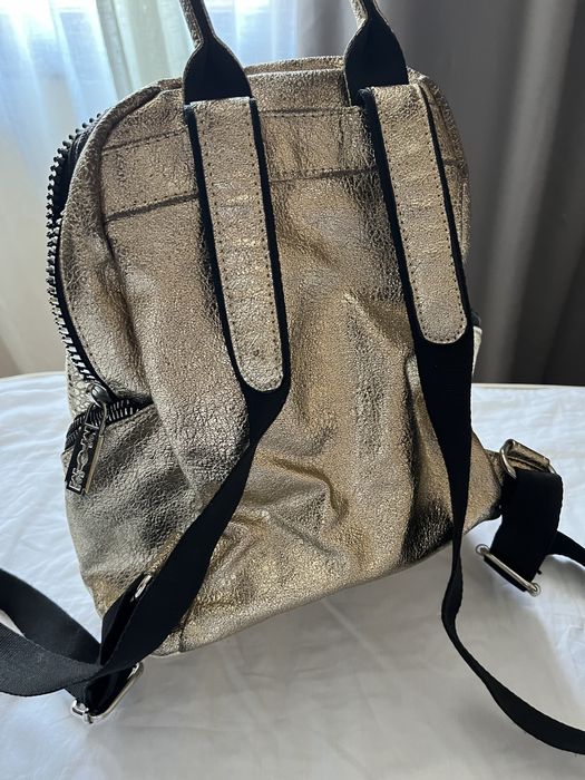 Дамска раница в златист цвят