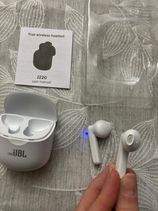 JBL Tune 220 Albe Noi