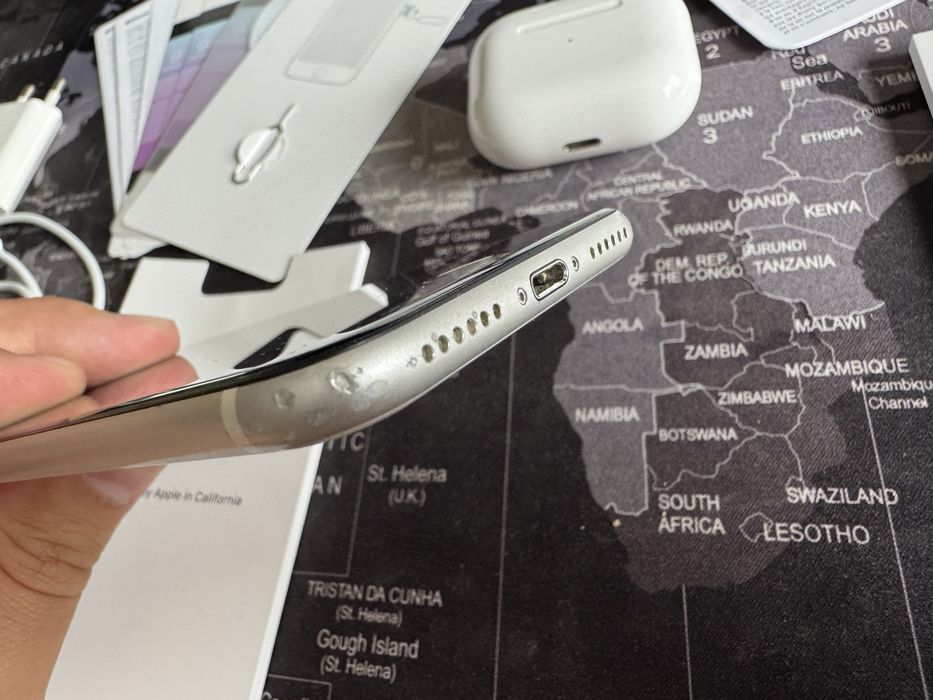 Apple iphone SE 2020 + Apple Airpods 3