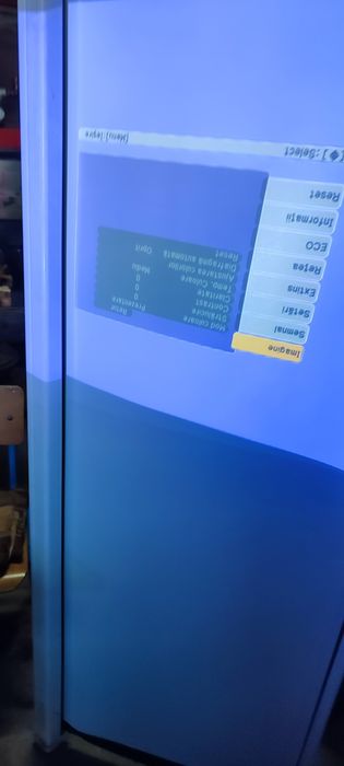 Video proiector cu ecran proiecție Epson.