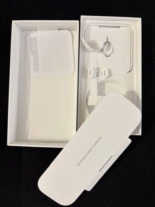 Vand iphone 14 pro, alb, 128 gb si 5 huse cu cutie si cablu origibale