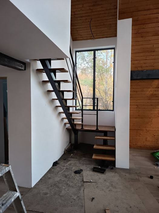 Vindem scări interior de lemn