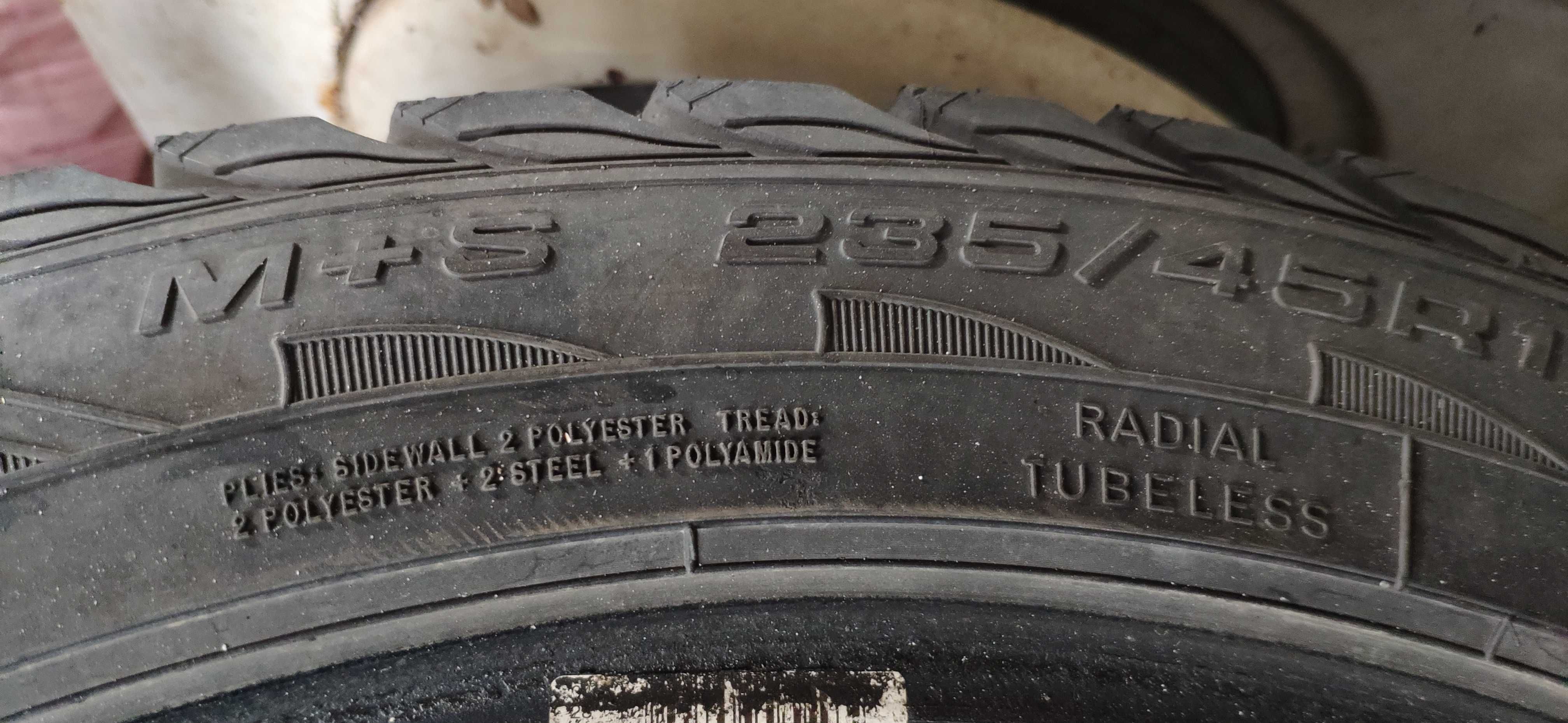 Anvelope de iarnă Goodyear 235/45/R17