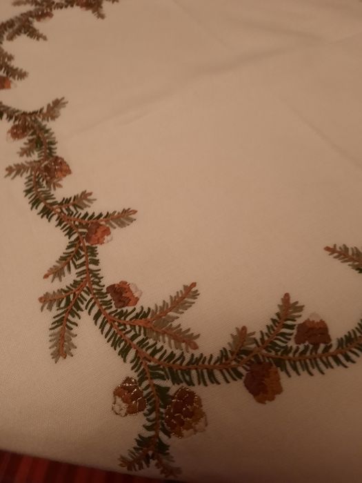 Fata de masa de sărbători cusuta manual cu conuri și ramuri de brad