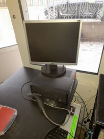 Комплект компютър монитор и скенер много запазени и работещи.