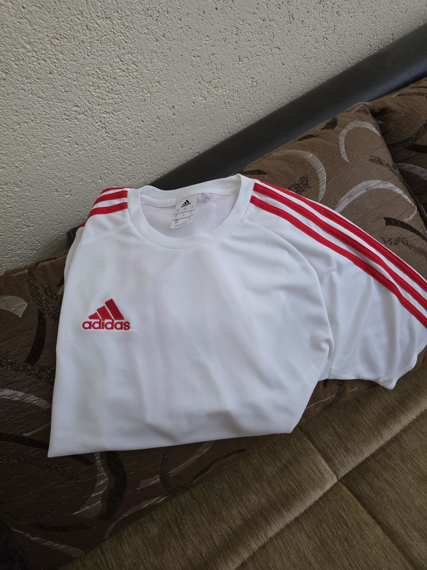 Оригинална дамска тениска  на Adidas