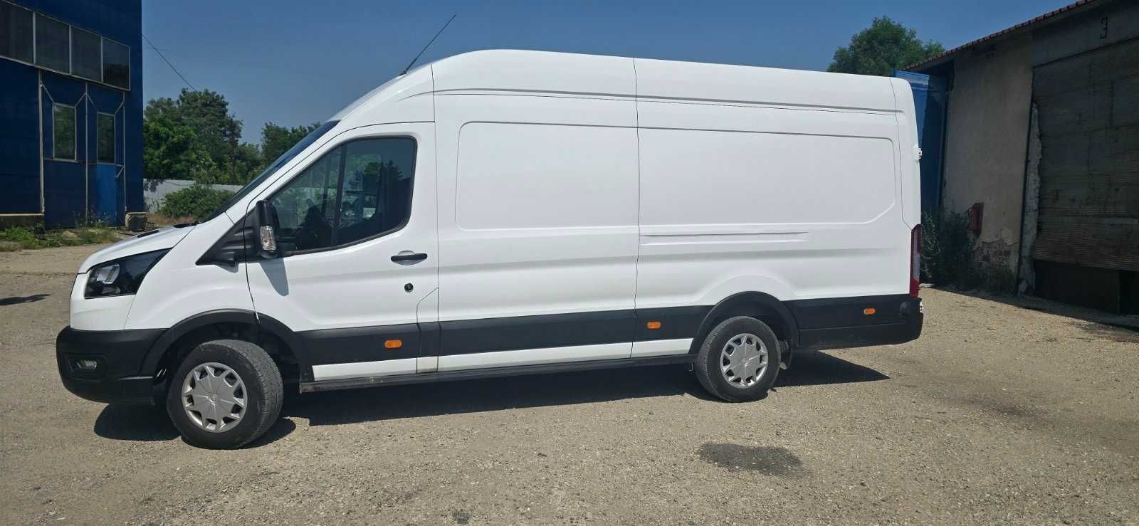 Чисто нов бус дълга база под наем - Ford Transit 2024 година