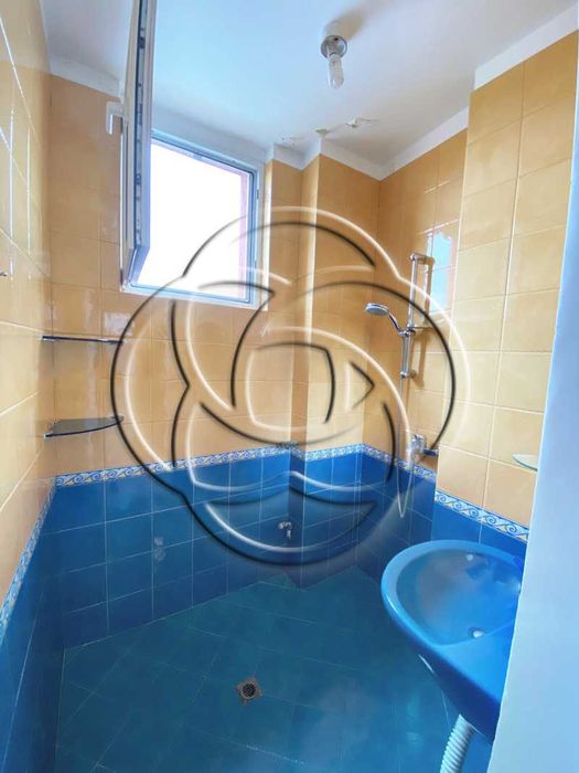 Просторен апартамент на минути от метро