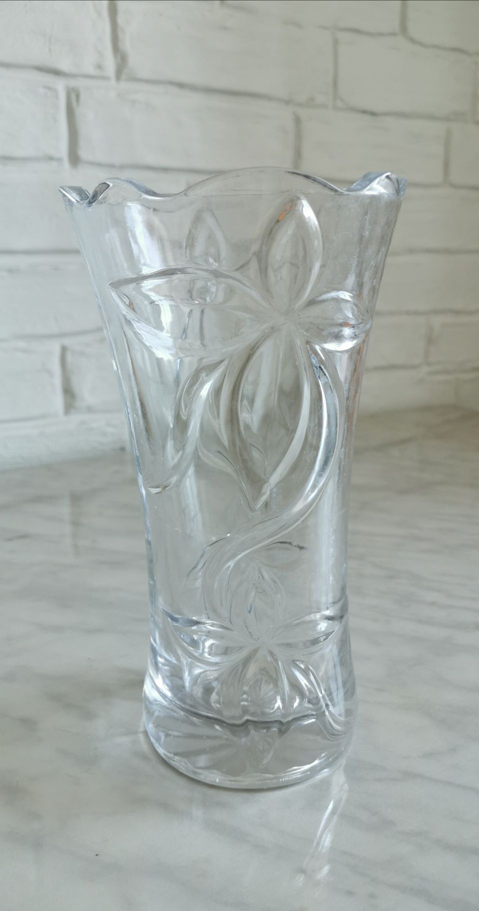 Продам стеклянную вазу для цветов.