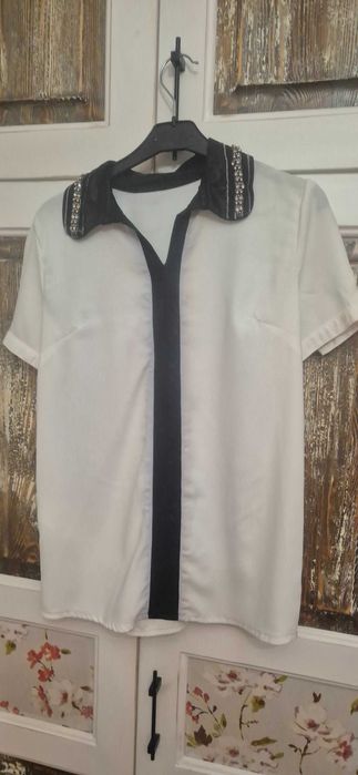 Продавам дамска риза бяло с черно къс ръкав.