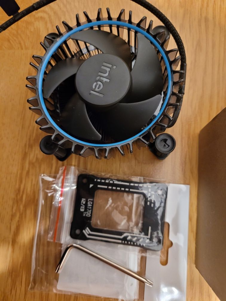 Kit Cooler Intel Laminar RM1 LGA1700 BOX și Contact Frame LGA1700 NOI
