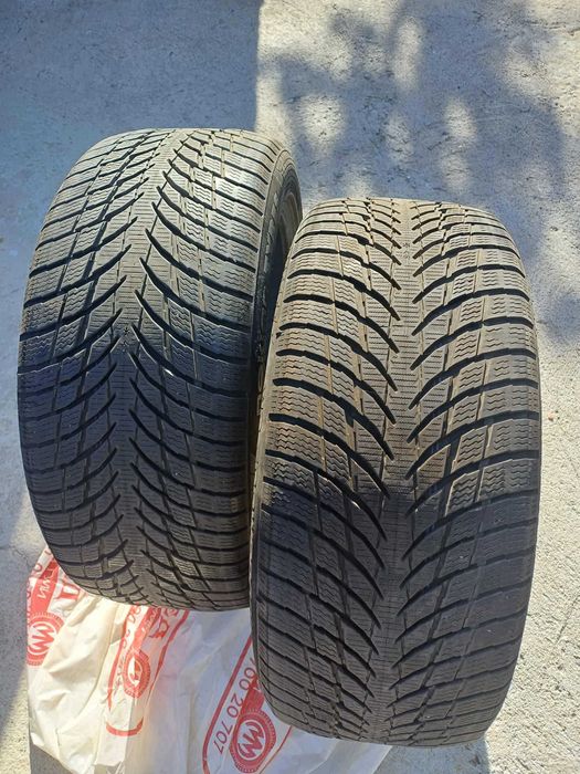 Зимни гуми Nokian 235/45/18 - 2 броя в отлично състояние