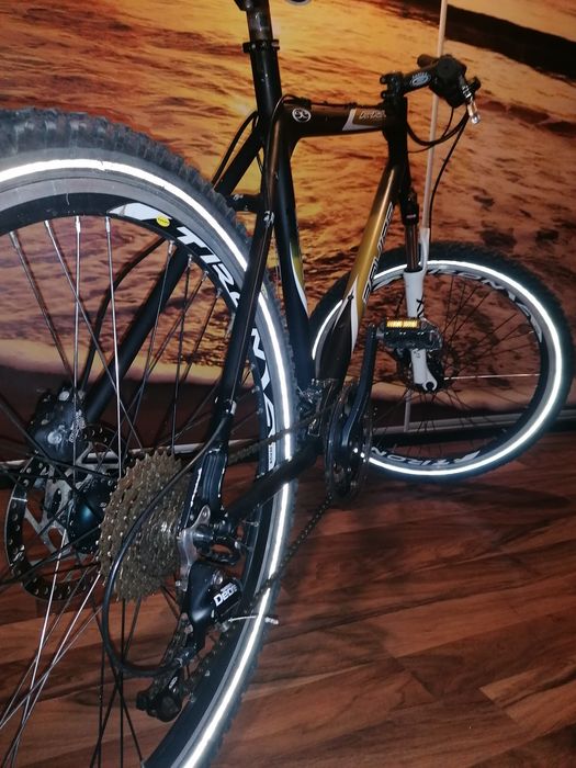 Bicicleta solida usoara, suspensii fata , frane hidraulice disc