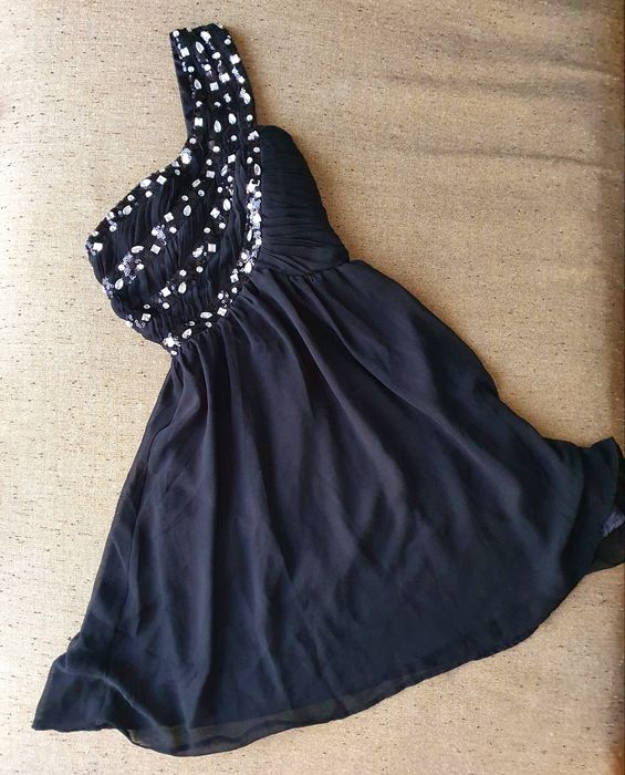 Черна рокля с камъни